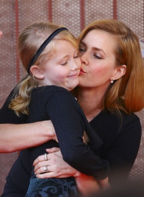 エイミー・アダムス、ふっくら顔とドレスで、今度こそ第2子妊娠？（Movie Walker）