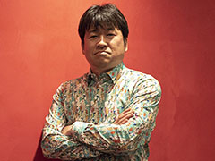 佐藤二朗、“ホスト時代”の姿を公開してファンの間で大喜利状態になる　「ホトケがいる」「実は遠近法」(ねとらぼ)