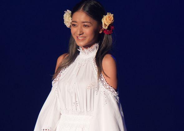 みちょぱ、地元・静岡で肩見せチラリな純白ワンピース姿で登場！爽やかランウェイ闊歩で視聴者を魅了「女神」「華がある」(ABEMA TIMES)