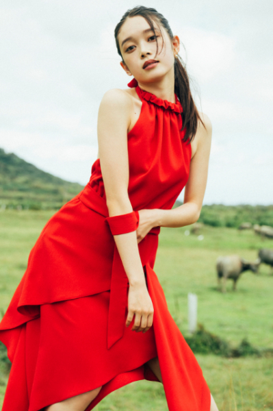 髙石あかりファースト写真集発売決定　夜市をバックにしたドレス姿のカットも公開(リアルサウンド)