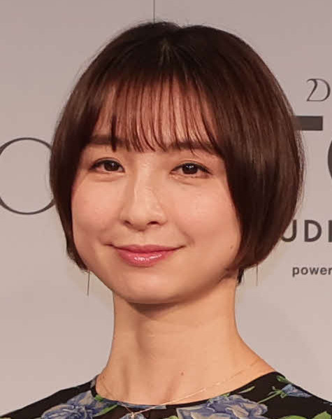 篠田麻里子「エロい」新境地、不倫妻役でキス、下着姿、体当たり演技連発披露「離婚しない男」(日刊スポーツ)