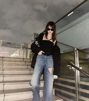 “白い太ももが艶めかしい...”マギーのストリートスナップ風のクールな一枚に、ファンから「かっこよくてお美しい」「肌綺麗すぎる」と感嘆の声！(現代ビジネス)