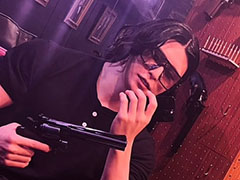 “すぐ影響される”ROLAND、映画「エクスペンダブルズ」を見た結果→“武器保管庫”での写真を公開 過去にはキャンピングカーを購入(ねとらぼ)