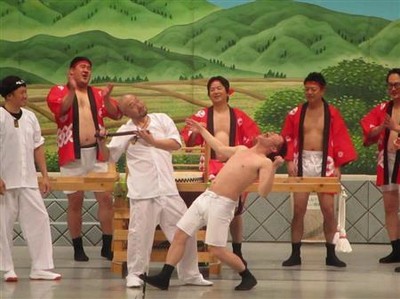 コシバＫＥＮ、吉田裕の「乳首ドリル」に挑戦（サンケイスポーツ）