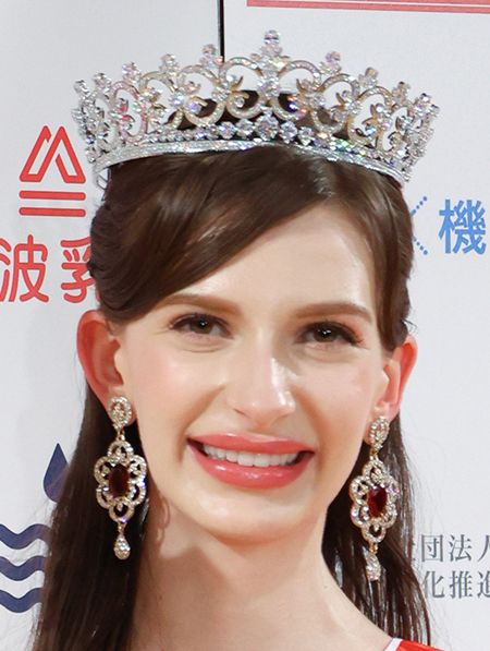 《“筋肉医師”との手繋ぎ不倫を一転認める》椎野カロリーナ（26）をミス日本グランプリ“返上”6時間前に「週刊文春」記者が直撃「お騒がせして…」(文春オンライン)