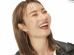 新山千春、“新婚3カ月”の年下夫＆17歳娘と家族ショット　“笑いっぱなしの撮影”にほっこり「幸せそう」「微笑ましい」(ねとらぼ)