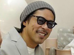 EXILE・MATSU、7歳長男と1歳長女の“ハグ＆キス”ショットが尊さの極み　あたたかい光景に「愛が溢れてる」「可愛い……」(ねとらぼ)