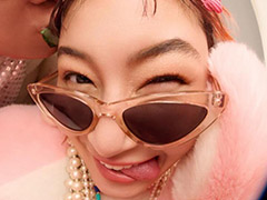 村上佳菜子、年下婚約者との“顔出し2ショット”が遊び心たっぷり　キュート＆ポップな1枚に「らぶらぶ過ぎる」「イケメンじゃん」(ねとらぼ)