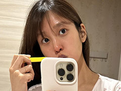 第1子妊娠中の岡副麻希、すっぴん寝起きのパジャマショットに“ぽっこりおなか”　「だいぶ大きくなって」「乗っかってる」(ねとらぼ)