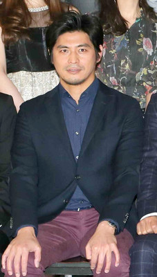 坂口憲二“特発性大腿骨頭壊死症”で芸能活動休止（スポーツ報知）