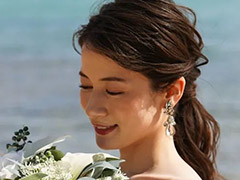 新婚の宇内梨沙アナ、ハワイでの“ウエディングドレス姿”が息をのむ美しさ　「女神様ですか？」「輝いていらっしゃる」(ねとらぼ)