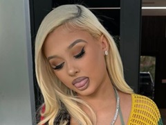 米セレブの18歳娘、“整形し過ぎ”指摘に強気の回答「美しいのは生まれつき」　露出増加＆黒人化を心配する声も(ねとらぼ)