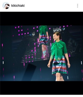 元AAA伊藤千晃、ランウェイ歩く膝上スカート姿の写真公開で「美しいです」「お顔がホント小さい」（E-TALENTBANK）