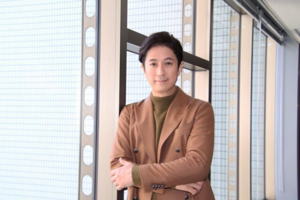 谷原章介、夫婦円満の秘訣は「互いに体に触れ合うこと」　ファンタジーな舞台で描き出す夫婦のディスコミュニケーション【インタビュー】(エンタメOVO)