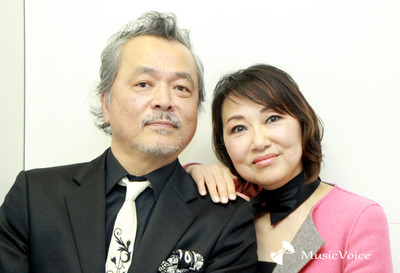 元サーカスのデュオ・2VOICE、美しいコーラスと夫婦円満の秘訣：インタビュー（MusicVoice）