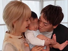 おばたのお兄さん＆山崎夕貴、息子のハーフバースデー撮影で「ミュージカルより疲れる」　全力投球な姿に「楽しそう」「大好きだわ」(ねとらぼ)