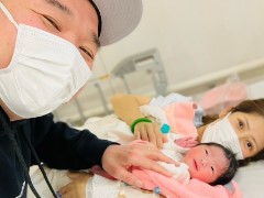 内山信二、第2子女児誕生を“幸せMAXショット”で報告　「4人になった内山ファミリーの投稿も楽しみ」と祝福殺到(ねとらぼ)