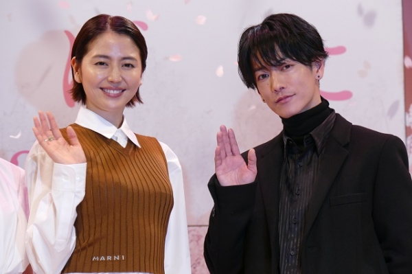 佐藤健＆長澤まさみ映画初共演「本当にすてきな人」「カッコ良すぎて、こっちが恥ずかしくなっちゃう」と褒め合い(映画.com)