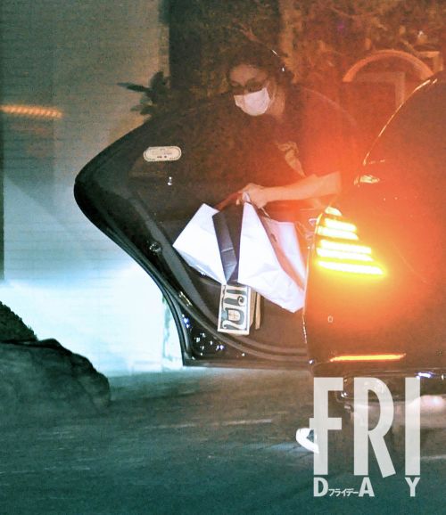 祝！第１子誕生　菅田将暉＆小松菜奈「婚前直前生活」の超豪邸に菅田はロン毛にTシャツ姿で帰宅画像(FRIDAY)