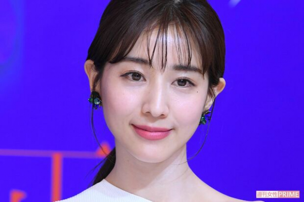 「上目遣いで…」田中みな実の“カニを食べさせてもらう”衝撃動画、貫録の甘え上手(週刊女性PRIME)