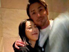 矢沢心、夫・魔裟斗の誕生日にラブラブ密着ショット　娘撮影の1枚に「いつまでも素敵な夫婦」「ラブラブの秘訣知りたい」(ねとらぼ)