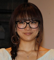 元祖メガネっ娘アイドルの過去　中１で両親離婚、父の家を飛び出し母のもとへ（スポニチアネックス）