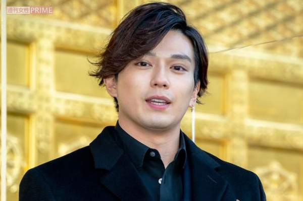 新田真剣佑、7歳年上恋人と銀座デート後にコロナ判明で気になる「鼻出しマスク」(週刊女性PRIME)