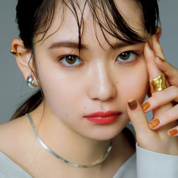 【山田杏奈さん】目が覚めるような朱赤がリバイバル！ マットな赤リップが主役の春メイク(MAQUIA　ONLINE)