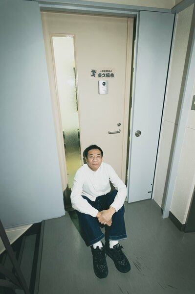 ”日本のマイケル・ムーア”ナイツ・塙宣之、まさかの映画監督デビューの真相(双葉社 THE CHANGE)