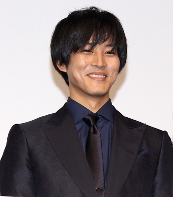 松坂桃李「一種のプレイのよう」“激しい濡れ場”目撃した『娼年』観客を前に照れまくり！（Movie Walker）