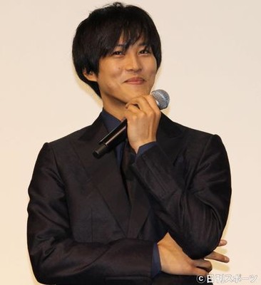 松坂桃李、服着て舞台あいさつは「ある種のプレイ」（日刊スポーツ）