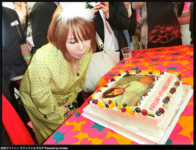 「今年も自称ハタチと出産を頑張る」　浜田ブリトニー、“自称20歳”の誕生日を今年もお祝い（通算20回目）（ねとらぼ）