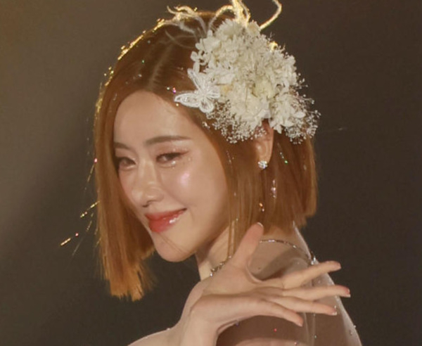 DJ SODAキャバクラ嬢風のプリンセスドレスで投げキッス(日刊スポーツ)