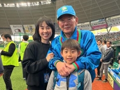 東尾理子＆11歳長男、東尾修含む往年の名選手と記念写真　ライオンズ“黄金時代”回想「優勝旅行でハワイに家族で」(ねとらぼ)