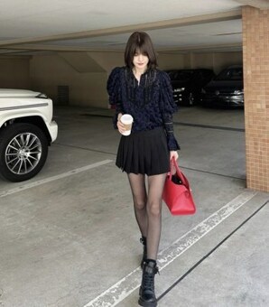 マギーの超ミニ丈スカートからのぞく美脚にファン大興奮!「おっほ、最高!」「こういうの大好き」と感嘆の声続々!!(現代ビジネス)