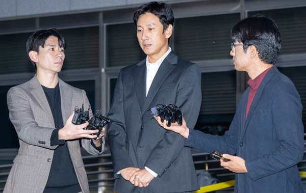 愛され続けたイ・ソンギュンさんの光と影（2）捜査情報はダダ漏れだった（児玉愛子）(日刊ゲンダイDIGITAL)