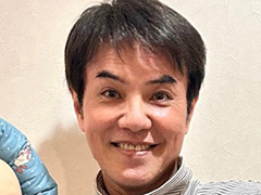 60歳・いっこく堂、初孫誕生でじいじの顔　同じ月齢の“相棒”も抱いて「日本とカンボジアの血をひいた孫です」(ねとらぼ)