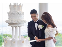 岡副麻希、結婚記念日に幸せあふれるウエディング公開　挙式前後のつらい記憶も回想「母が亡くなったり流産、妊娠と激動だった」(ねとらぼ)