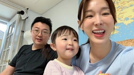 ‘2児妊娠’の歌手イ・ジヘ、夫ムン・ジェワンは痩せ+娘テリちゃんは笑顔…“つわりよ無くなれ”(WoW!Korea)
