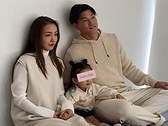 “娘の顔出し終了”板野友美、初の夫婦雑誌撮影で子のモザイク外れる　愛らしい横顔露出に「ちっちゃい友ちん見てるよう」(ねとらぼ)