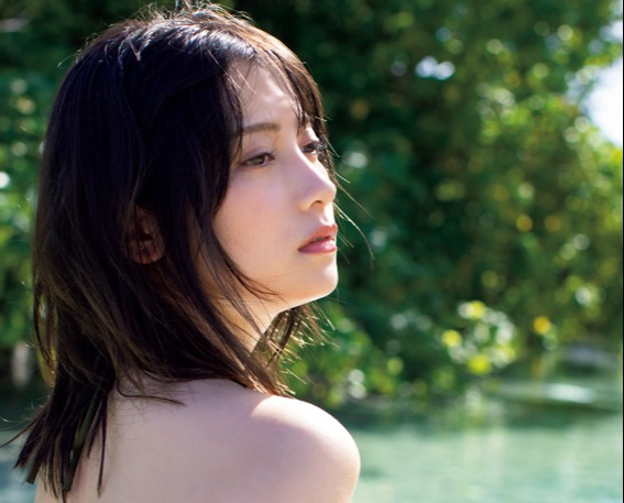 桃月なしこ、5年ぶりのグアムロケ 『ヤンマガ』表紙で見せる成長した美しさ(オリコン)