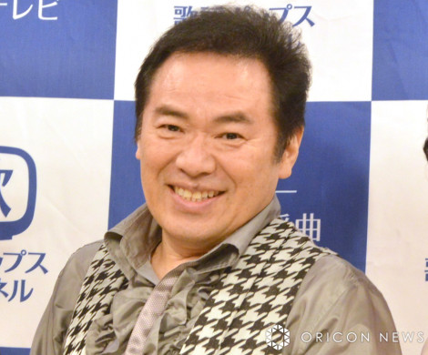 グッチ裕三、妻の肩抱く“ラブラブ”夫婦写真を添え「結婚30周年を迎えました」(オリコン)