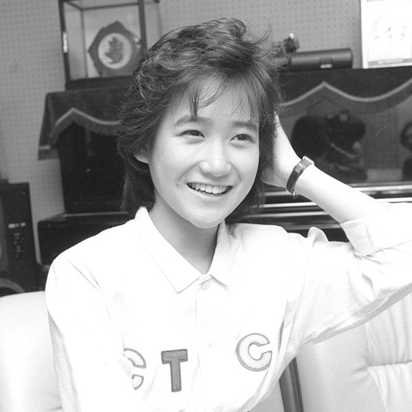 故・岡田有希子さん38回目の命日はそぼ降る雨…墓前には今も多くのファンが花を手向ける（ブレーメン大島）(日刊ゲンダイDIGITAL)