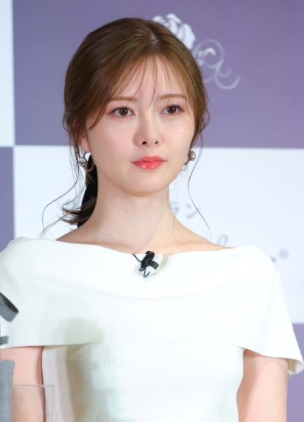 元乃木坂46白石麻衣「顔のほくろ」やっぱり消えていた！ 菊池風磨と“熱愛報道”との関連は？(日刊ゲンダイDIGITAL)