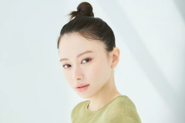 山本舞香さんが【SAINT LAURENT】のニュートロコーデ×オレンジレッドの囲みアイで凛とした眼差しに(MAQUIA　ONLINE)