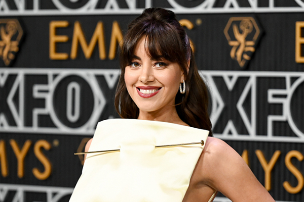 ジョン・ウォーターズ監督の新作、オーブリー・プラザが主演　主人公はカバン泥棒で詐欺師で偽装のプロ(映画.com)