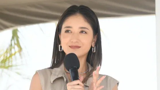池田美優　結婚式で滞在したハワイの超高級ホテルでの水着ショットを公開　引き締まった腹筋とへそピアスも(めざましmedia)