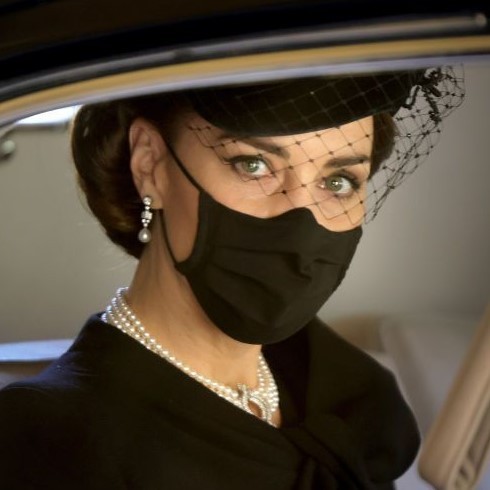 フィリップ殿下の葬儀で王室メンバーがジュエリーに込めた深い意味(婦人画報)