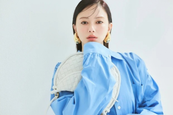 【山本舞香さん】艶×じんわりチーク＆リップを主役に。BOTTEGA VENETAを着こなす(MAQUIA　ONLINE)