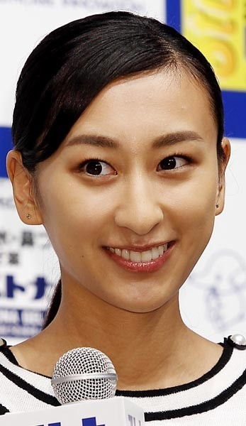 浅田舞“7月結婚”あるか? 「路チュー」報道に続き「ダウンタウンDX」では左手薬指にリング(日刊ゲンダイDIGITAL)